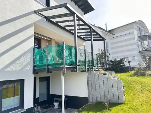 Ganzjährig nutzbarer Freisitz mit Pergola-Markise
